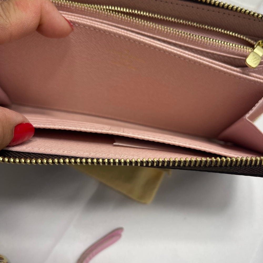 - Louis Vuitton Zippy Wallet in Monogram, comes with dust bag, box and receipt. - Picture 9 of 14